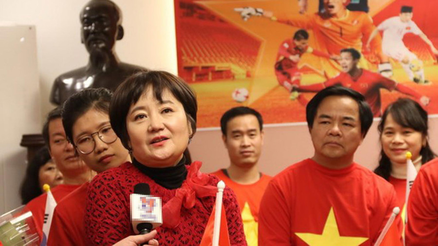 Bà Choi Song-A là người luôn đứng sau ủng hộ và quan tâm HLV Park Hang Seo suốt 32 năm qua. Bà Choi Song-A là người luôn đứng sau ủng hộ và quan tâm HLV Park Hang Seo suốt 32 năm qua.