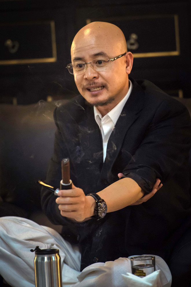 Ông Vũ ngồi xếp bằng, liên tục hút cigar trong suốt hơn 3 tiếng. 