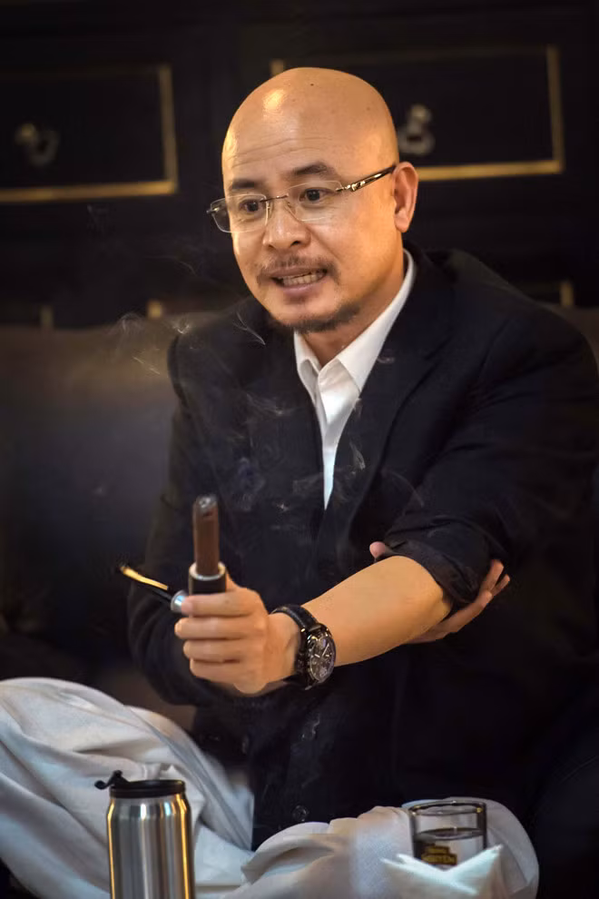 Ông Vũ ngồi xếp bằng, liên tục hút cigar trong suốt hơn 3 tiếng. 