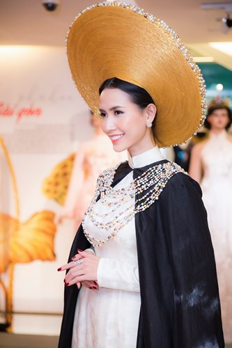  Bộ trang phục áo dài giúp Phan Thị Mơ toát lên vẻ kiêu sa, đài các.