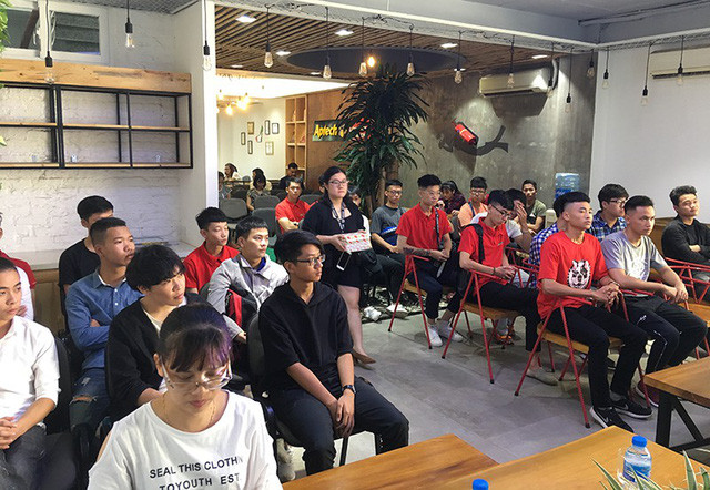 Các bạn sinh viên lắng nghe và đưa ra những câu hỏi liên quan tới cuộc cách mạng công nghiệp 4.0 cũng như cơ hội việc làm trong thời đại này Các bạn sinh viên lắng nghe và đưa ra những câu hỏi liên quan tới cuộc cách mạng công nghiệp 4.0 cũng như cơ hội việc làm trong thời đại này