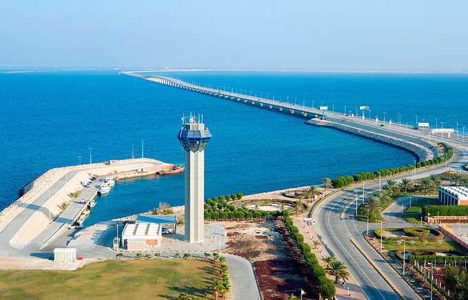 Tiểu vương quốc này là một quần đảo nhưng bạn có thể lái xe từ một quốc gia khác thẳng tới đây mà không cần phải lên phà. Con đường nối thẳng từ thành phố Al Khobar của Arab Saudi tới Bahrain có thể phục vụ 25.000 phương tiện một ngày. Ảnh: Mogaznews. Tiểu vương quốc này là một quần đảo nhưng bạn có thể lái xe từ một quốc gia khác thẳng tới đây mà không cần phải lên phà. Con đường nối thẳng từ thành phố Al Khobar của Arab Saudi tới Bahrain có thể phục vụ 25.000 phương tiện một ngày. Ảnh: Mogaznews.
