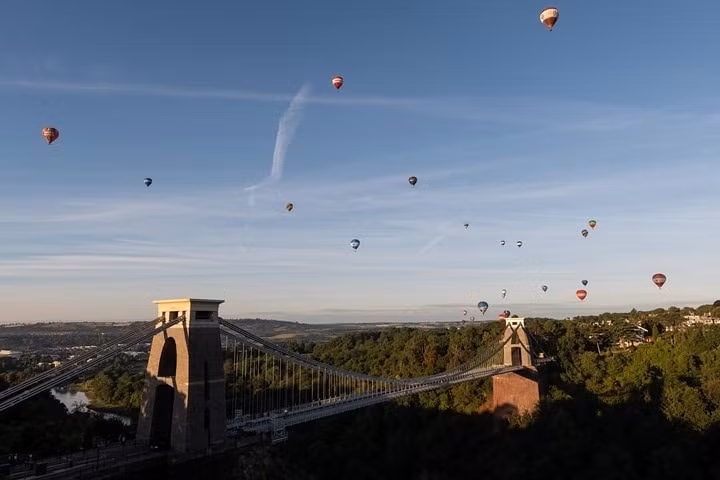  Những chiếc khinh khí cầu bay trên bầu trời bên trên cây cầu treo Clifton.