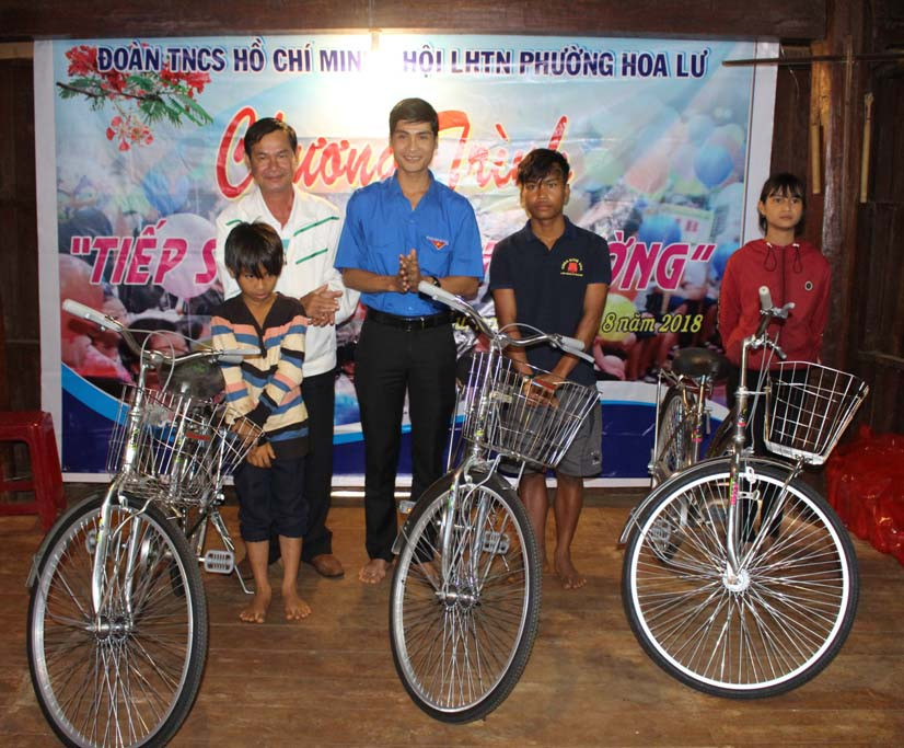 Đoàn cơ sở Đài PT-TH Gia Lai tặng xe đạp cho các em học sinh vượt khó học giỏi. Ảnh: Phan Lài