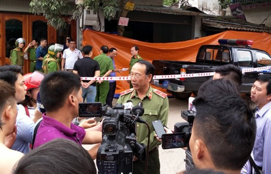 Thiếu tướng Sùng A Hồng, Giám đốc Công an tỉnh ĐIện Biên trả lời báo chí ngay tại hiện trường vụ nổ súng làm 3 người chết Thiếu tướng Sùng A Hồng, Giám đốc Công an tỉnh ĐIện Biên trả lời báo chí ngay tại hiện trường vụ nổ súng làm 3 người chết