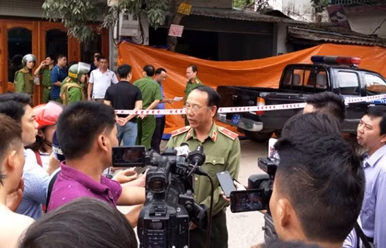 Thiếu tướng Sùng A Hồng, Giám đốc Công an tỉnh ĐIện Biên trả lời báo chí ngay tại hiện trường vụ nổ súng làm 3 người chết