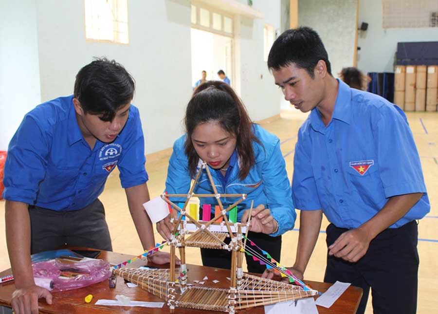  Các thí sinh thiết kế mô hình trại tại Hội thi Bí thư chi đoàn giỏi khối địa bàn dân cư do Thành Đoàn Pleiku tổ chức. Ảnh: P.L
