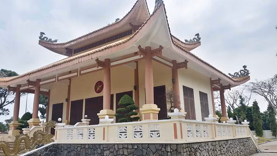 điểm tham quan di tích Đền tưởng niệm liệt sĩ Hội Phú 