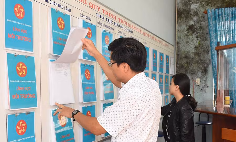 6 Kiểm tra việc công khai, niêm yết thủ tục hành chính. Ảnh: Minh Triều