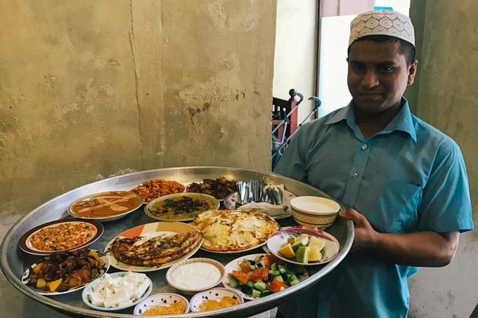 Một trong những món ăn nổi tiếng nhất của Bahrain là "machboos" - món thịt hoặc cá giống với cơm gà biriyani Ấn Độ, song sử dụng hỗn hợp các loại gia vị Trung Đông. Ảnh: Cheapflights. Một trong những món ăn nổi tiếng nhất của Bahrain là