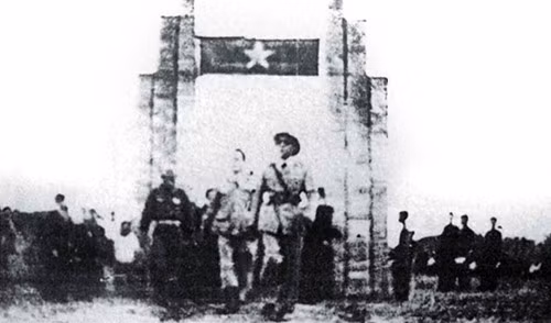 Trung tướng Nguyễn Bình trong một lần thị sát ở Đồng Tháp (tháng 7-1948).