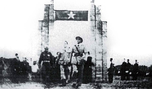 Trung tướng Nguyễn Bình trong một lần thị sát ở Đồng Tháp (tháng 7-1948).