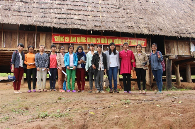 Tyna Giang tập huấn cho các kỹ sư nông nghiệp trẻ và nông dân người Ba Na thực hành sản xuất nông nghiệp hữu cơ