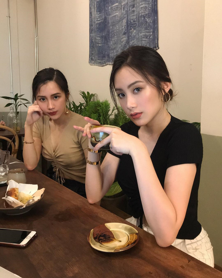 Hai chị em Phoiphailin - Ketmany đều xinh đẹp và có gu thời trang hiện đại. Họ rất thân thiết, thường xuyên cùng nhau đi du lịch. Nhiều người nhận xét Ketmany và em gái sở hữu các nét trên gương mặt giống nhau tới 80%. Hai chị em Phoiphailin - Ketmany đều xinh đẹp và có gu thời trang hiện đại. Họ rất thân thiết, thường xuyên cùng nhau đi du lịch. Nhiều người nhận xét Ketmany và em gái sở hữu các nét trên gương mặt giống nhau tới 80%.