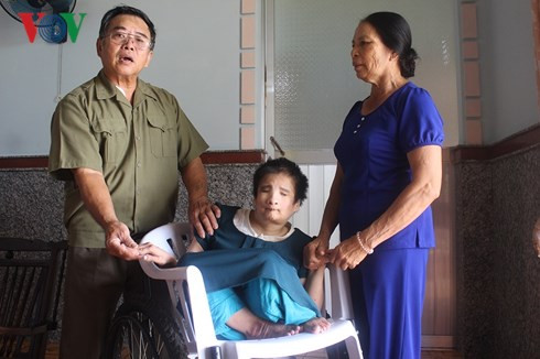 Vợ chồng ông Nguyễn Văn Thiện hàng ngày phải chăm sóc cho người con bị phơi nhiễm chất độc da camdioxin.