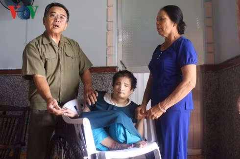 Vợ chồng ông Nguyễn Văn Thiện hàng ngày phải chăm sóc cho người con bị phơi nhiễm chất độc da camdioxin.