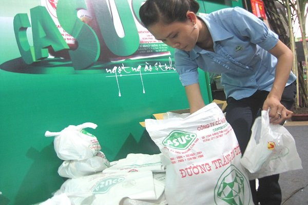 Ngân sách và nông dân trồng mía bị thiệt hại năng do đường nhập lậu. Ảnh: Trung Chánh