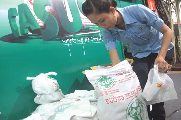 Ngân sách và nông dân trồng mía bị thiệt hại năng do đường nhập lậu. Ảnh: Trung Chánh