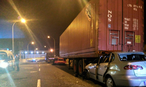 Xe dừng bên vệ đường cảnh báo sơ sài hoặc khu vực không có đèn dễ gây tai nạn trong đêm.