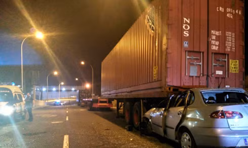 Xe dừng bên vệ đường cảnh báo sơ sài hoặc khu vực không có đèn dễ gây tai nạn trong đêm.