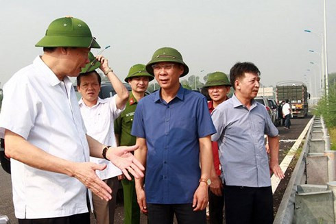  Ông Nguyễn Đức Long - Chủ tịch UBND tỉnh Quảng Ninh (bên trái) kiểm tra dự án đường nối TP Hạ Long với Cầu Bạch Đằng. 