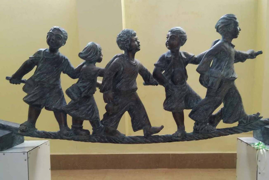 Tác phẩm “Vượt khó” của điêu khắc trẻ Nguyễn Vinh. Ảnh: Hoàng Ngọc