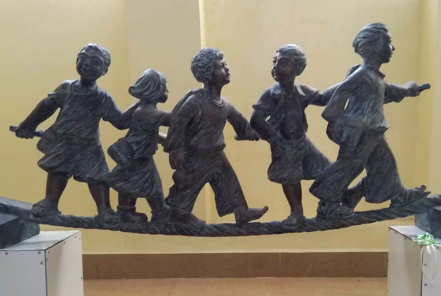 Tác phẩm “Vượt khó” của điêu khắc trẻ Nguyễn Vinh. Ảnh: Hoàng Ngọc