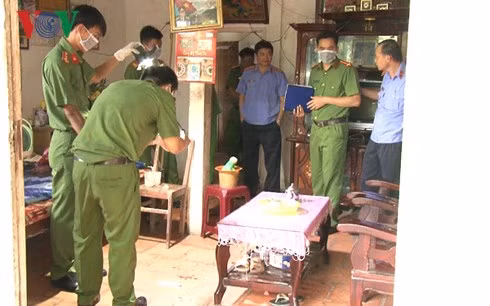  Lực lượng chức năng khám nghiệm tử thi các nạn nhân.