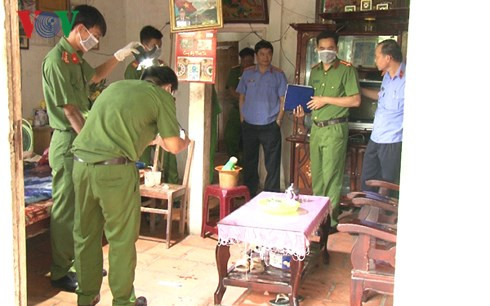 Lực lượng chức năng khám nghiệm tử thi các nạn nhân.  Lực lượng chức năng khám nghiệm tử thi các nạn nhân.