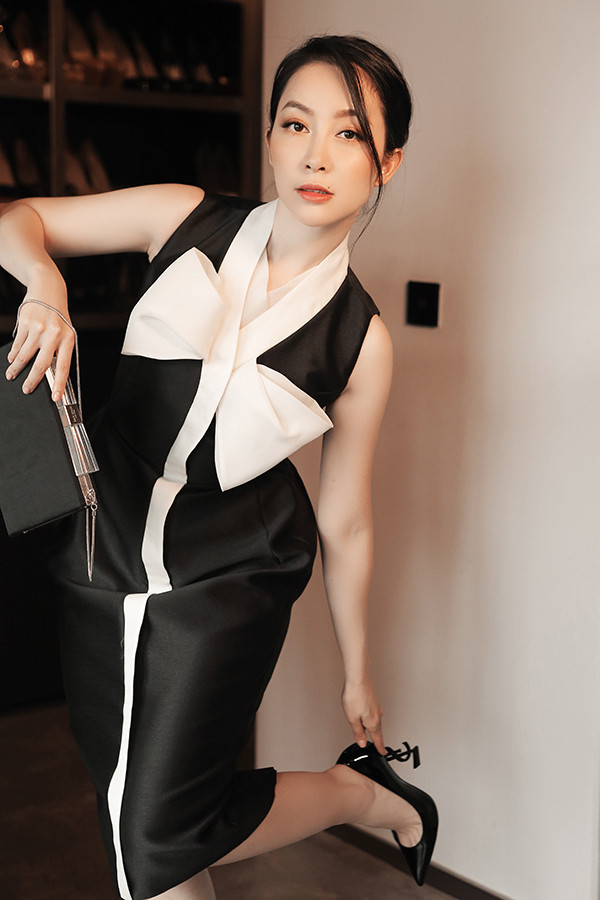 Ngoài váy áo đi làm, trang phục tham gia tiệc tùng, hội nghị và các sự kiện quan trọng của công ty cũng được chị em công sở quan tâm. Ngoài váy áo đi làm, trang phục tham gia tiệc tùng, hội nghị và các sự kiện quan trọng của công ty cũng được chị em công sở quan tâm.