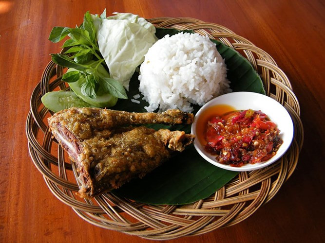 Bebek goreng: Vịt là loại gia cầm phổ biến ở Indonesia, tuy nhiên các món ăn từ vịt có cách chế biến khá cầu kỳ. Vịt được rán giòn, ăn cùng cơm. Ảnh: Sethlui.
