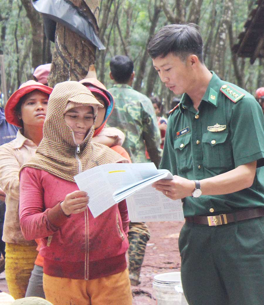  Cán bộ Đồn Biên phòng Ia Pnôn tuyên truyền cho người dân biên giới. Ảnh: Anh Huy