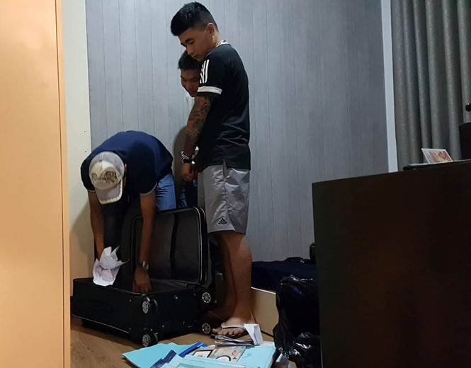 Công an bắt, khám xét nơi ở của nhóm giang hồ cho vay nặng lãi ở Q.Tân Phú, TP.HCM