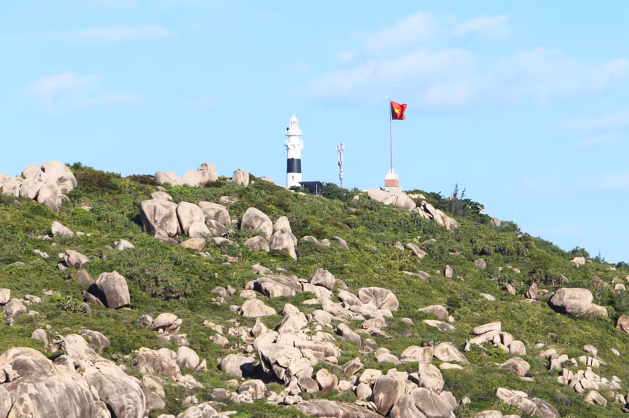 Ngọn Hải Đăng và cột cờ Tổ quốc là biểu tượng và là niềm tự hào của người dân nơi đây. Ảnh: Q.T