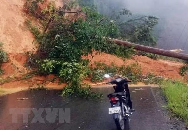 Các điểm sạt lở nghiêm trọng trên tuyến đường huyết mạch từ khu vực Cửa khẩu Quốc tế Bờ y sang Lào. (Ảnh: Quang Thái/TTXVN)