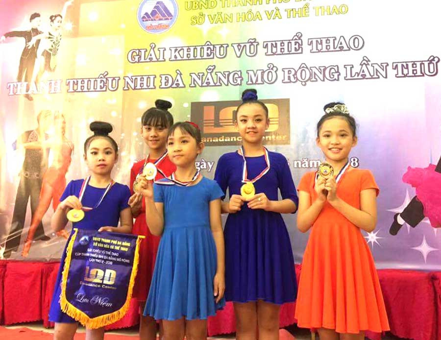 Vận động viên Trần Nguyễn Hoàng Diệu (thứ 2 từ phải sang) là niềm hy vọng của Gia Lai tại giải lần này. Ảnh: M.V