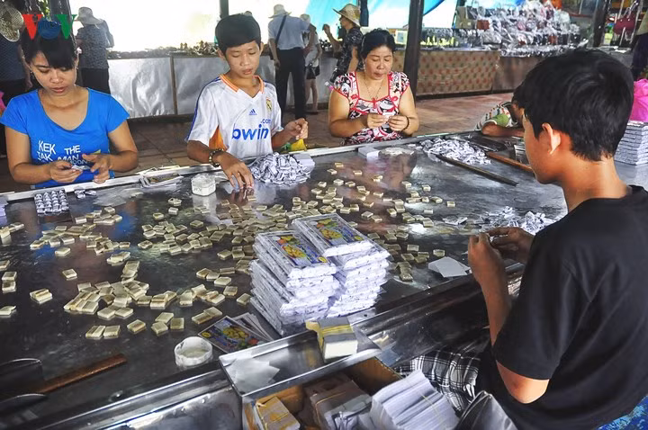 Trải nghiệm sống: Đừng quên đắm mình trong câu đờn ca tài tử, thử đi cầu khỉ, lội bùn bắt cá hay tự tay làm kẹo dừa thơm ngon. Trải nghiệm đời sống của những con người hồn hậu, phóng khoáng sẽ để lại trong bạn ấn tượng không thể quên về vùng đất phương Nam đầy nghĩa tình này.