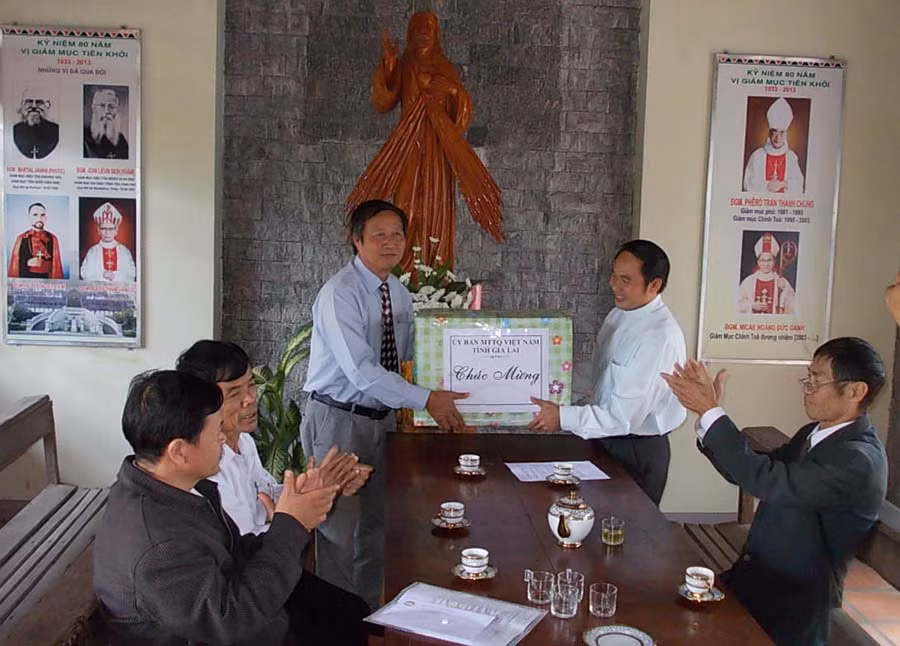 Lãnh đạo Ủy ban MTTQ Việt Nam tỉnh thăm các nhà thờ nhân dịp lễ giáng sinh. Ảnh Thanh Nhật