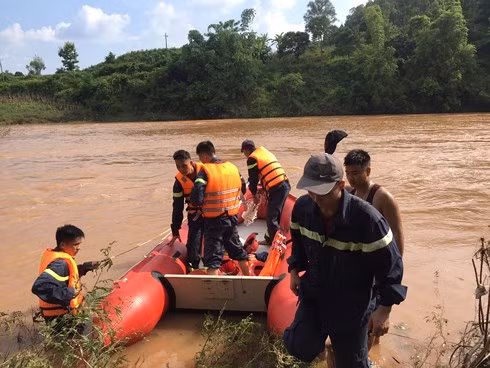 Cảnh sát PCCC & Cứu nạn cứu hộ, Công an tỉnh Lạng Sơn đã huy động 16 cán bộ, chiến sĩ và phương tiện để tìm kiếm.