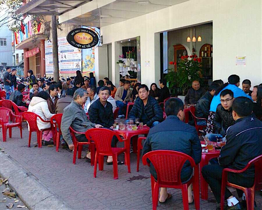 1Thu Hà với ly cà phê pha phin truyền thống vẫn %22mê hoặc%22 nhiều người dân Phố núi Ảnh Hồng Thi