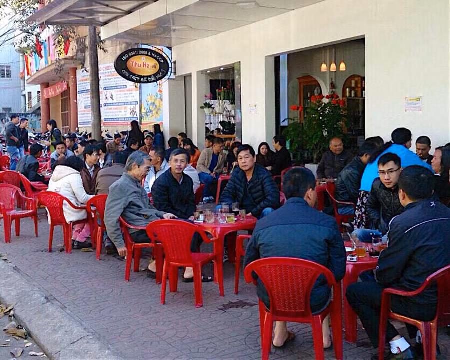 1Thu Hà với ly cà phê pha phin truyền thống vẫn %22mê hoặc%22 nhiều người dân Phố núi Ảnh Hồng Thi