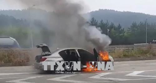 Chiếc xe BMW 730Ld bốc cháy trên đường cao tốc ở Sacheon, tỉnh Nam Gyeongsang, Hàn Quốc ngày 9/8. Ảnh: Yonhap/TTXVN