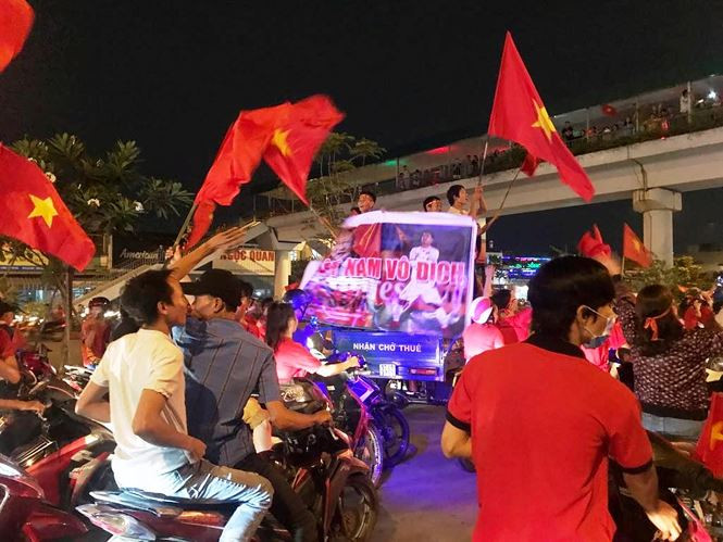 Công an đảm bảo an ninh trật tự cho người dân cổ động bóng đá.