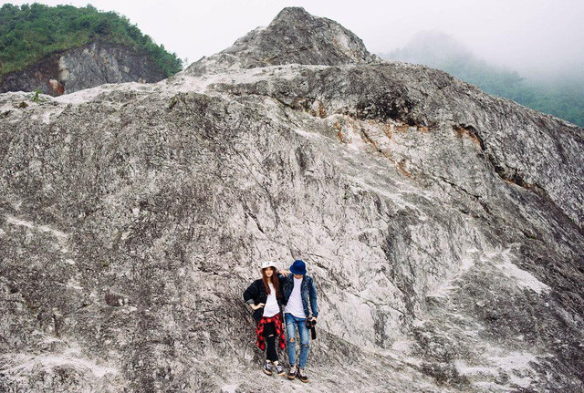 Thời gian gần đây, đèo Đá Trắng thu hút khá đông khách du lịch về tham quan, chụp hình đặc biệt là các bạn trẻ. Ảnh: @liinh_beooo