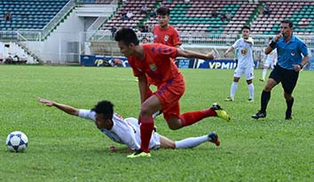 Cầu thủ HAGL (áo trắng) thất bại 1-2 trước U21 B.Bình Dương, Ảnh: Minh Vỹ