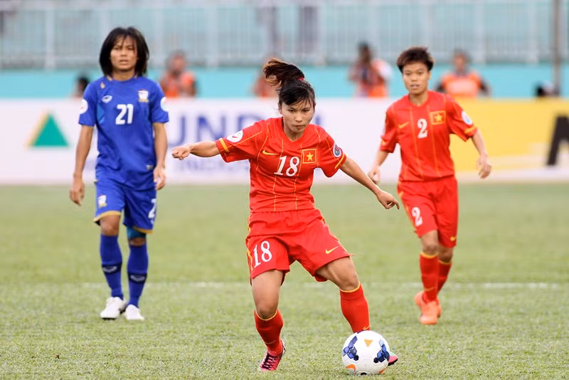 "Người không phổ" Sung-Ngoen (xanh) không giúp được gì cho Thái Lan