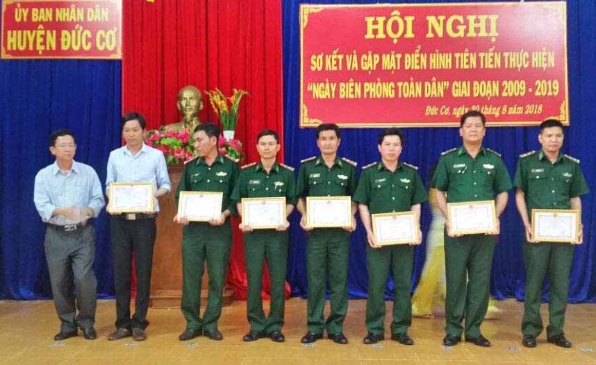 Lãnh đạo huyện trao giấy khen cho các tập thể, cá nhân. Ảnh: Anh Huy