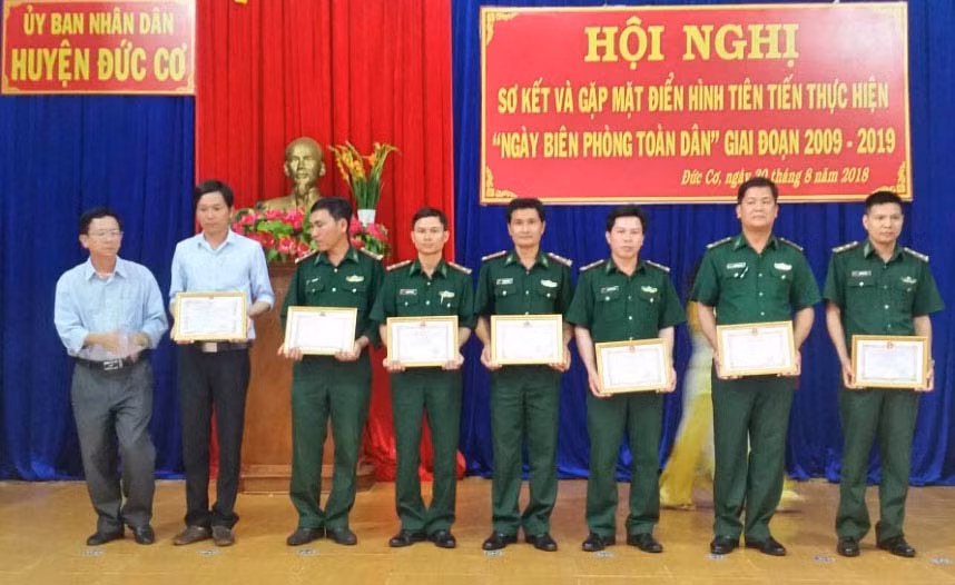 Lãnh đạo huyện trao giấy khen cho các tập thể, cá nhân. Ảnh: Anh Huy