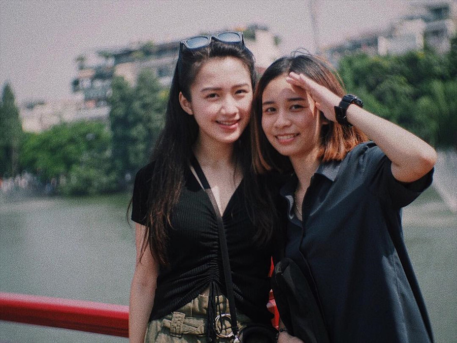 Ketmany Sivilay và em gái hot girl hiện đều là du học sinh tại Anh. Khoảnh khắc Ketmany dạo chơi ở cầu Thê Húc (Hà Nội) nhận được không ít lời khen ngợi nhờ gương mặt xinh xắn tự nhiên.  Ketmany Sivilay và em gái hot girl hiện đều là du học sinh tại Anh. Khoảnh khắc Ketmany dạo chơi ở cầu Thê Húc (Hà Nội) nhận được không ít lời khen ngợi nhờ gương mặt xinh xắn tự nhiên.