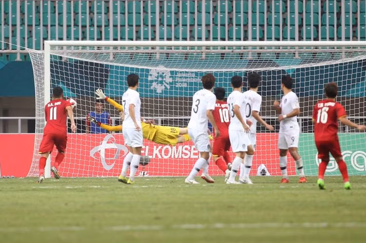 Cú sút phạt thành bàn của Minh Vương. Ảnh: LT